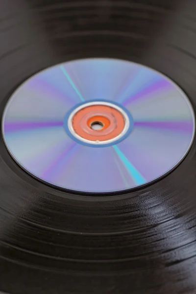 Виниловые пластинки и CD — стоковое фото