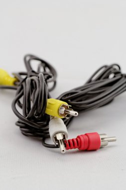 Üç rca kablo ve fiş