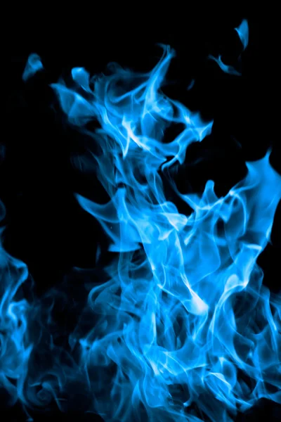 Fuoco blu su sfondo nero — Foto Stock