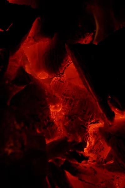 Светящиеся угли — стоковое фото