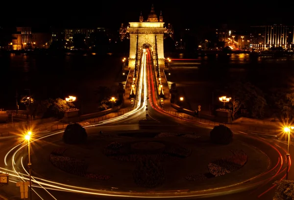 Imagen nocturna de la cadena húngara Puente — Foto de Stock