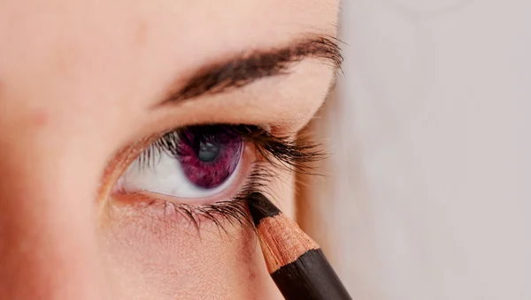 Mooie dame het dragen van make-up voor ogen — Stockfoto