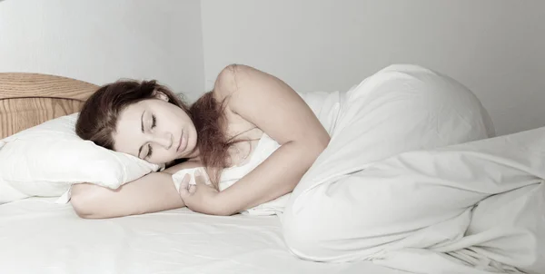 Fată frumoasă dormind în pat — Fotografie, imagine de stoc