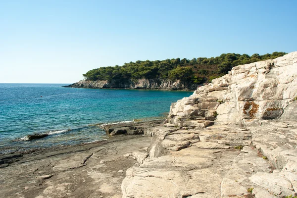 Praia rochosa bonita na croácia — Fotografia de Stock
