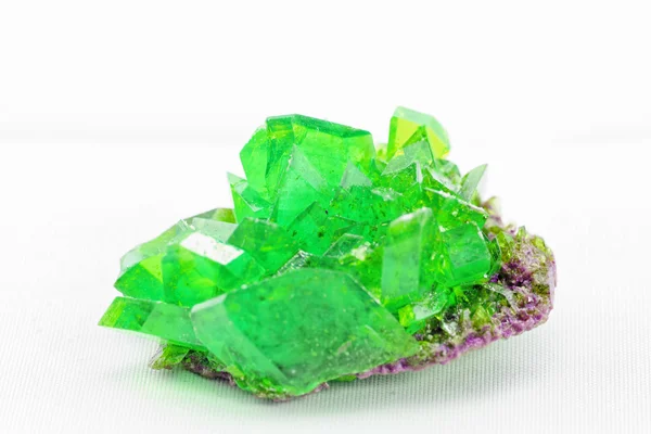 Foto macro cristal na cor esmeralda — Fotografia de Stock