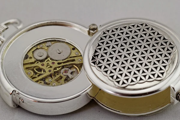Vecchio orologio da tasca su sfondo bianco — Foto Stock