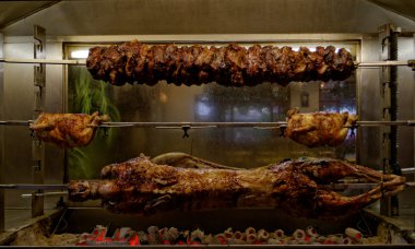 domuz, keçi tavuk ızgara kavrulmuş