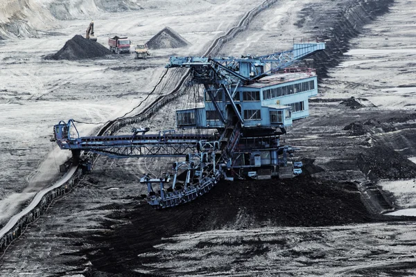 Mineração de carvão em um poço aberto — Fotografia de Stock