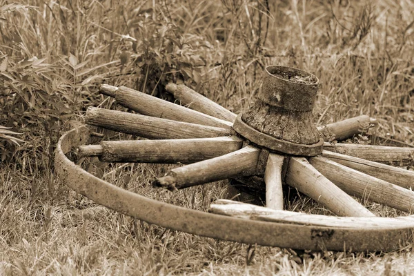 Old broken wagon wheel — Stock Photo, Image