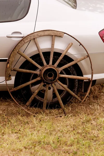 Vecchia ruota del carro aggiunta su auto nuove — Foto Stock