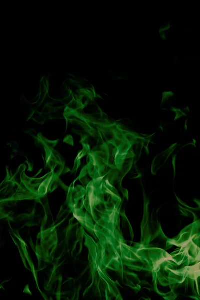 黒い背景の緑の火 — ストック写真