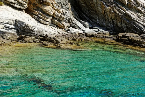 Rotsachtig strand at Griekenland, thassos — Stockfoto