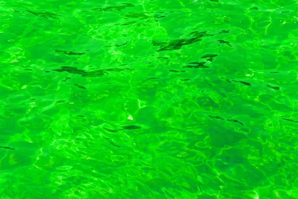 波状水の緑の抽象的な背景 — ストック写真