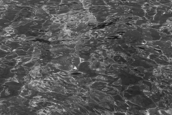 波状水表面の灰色の抽象的な背景 — ストック写真