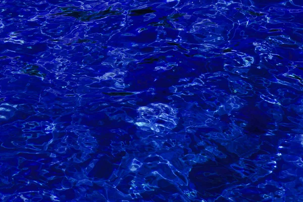 波状水表面の青の抽象的な背景 — ストック写真