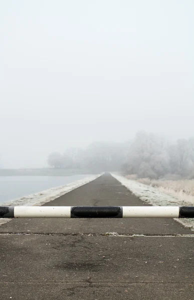 Straße zu weit weg mit Schranke bei Eisglätte — Stockfoto