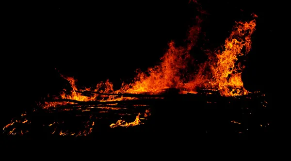 Eld på svart bakgrund — Stockfoto