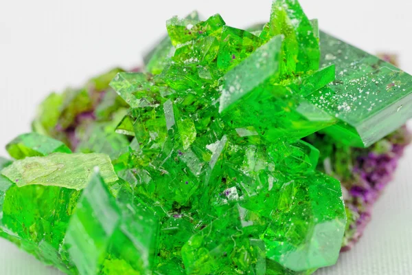 Crystal macro photo in emerald color — Stock Photo, Image