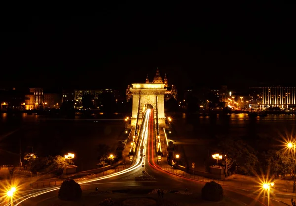 ハンガリーの鎖橋の夜のイメージ — ストック写真
