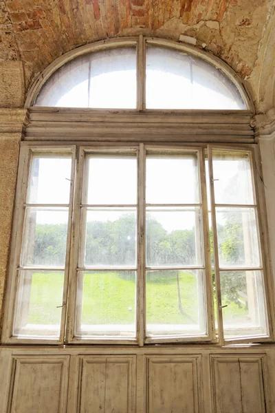 Dentro de un castillo en ruinas — Foto de Stock