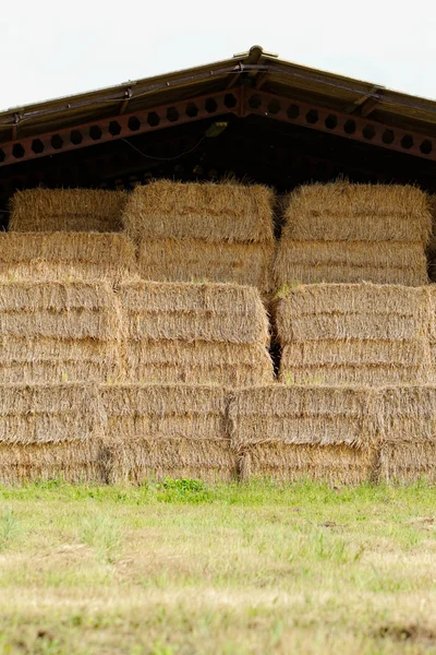 Stro balen en onder het dak — Stockfoto