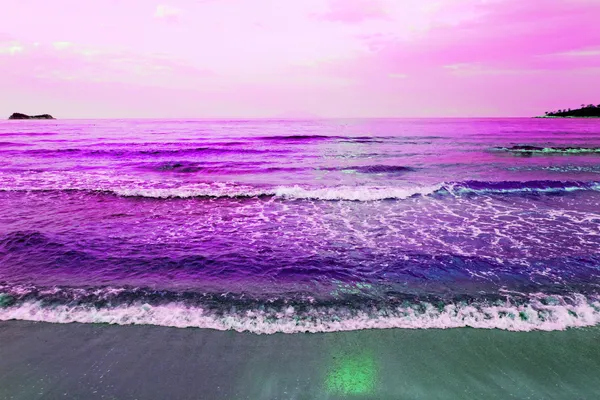 Хвилі моря на піщаному пляжі Стокове Зображення