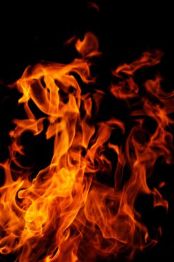 Siyah arkaplanda ateş