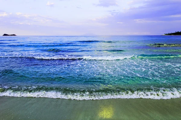 Olas de mar en la playa de arena —  Fotos de Stock