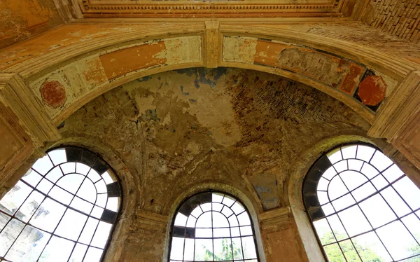 À l'intérieur d'un château en ruine — Photo