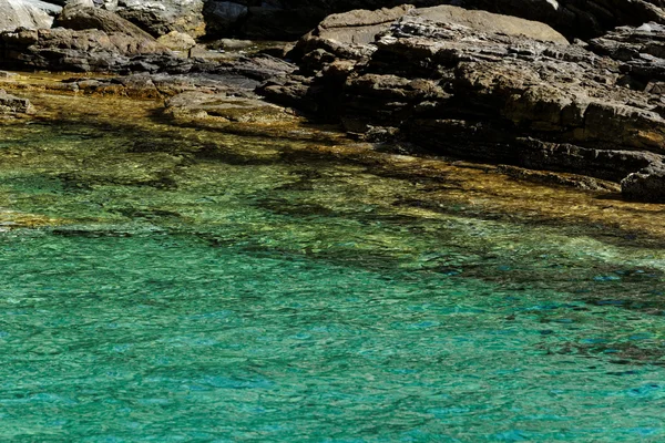 Rotsachtig strand at Griekenland, thassos — Stockfoto