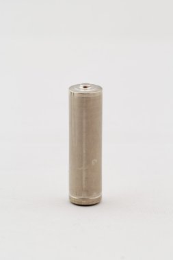 Beyaz arkaplanda eski piller