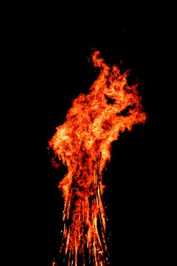 Siyah arkaplanda ateş