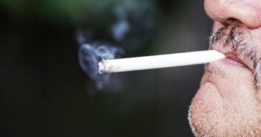 Sigara içen bir adam