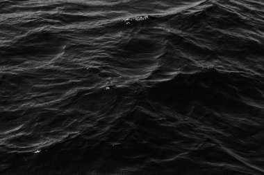 dalgalı su yüzeyi gri arka plan