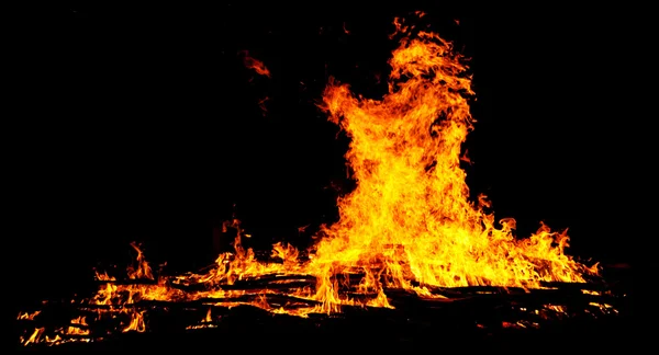 Siyah arkaplanda ateş