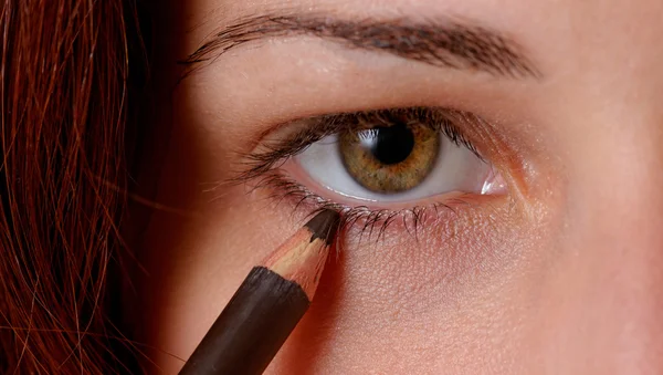 Mooie dame het dragen van make-up voor ogen — Stockfoto