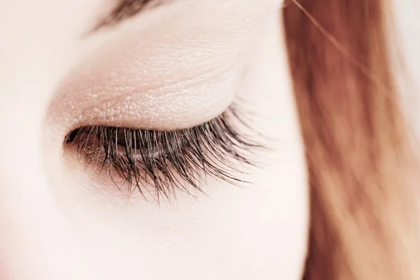 Mooie dame het dragen van make-up voor ogen — Stockfoto