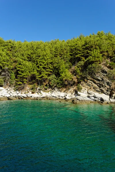 Spiaggia rocciosa in Grecia, thassos — Foto Stock