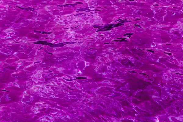 Violett abstrakter Hintergrund der welligen Wasseroberfläche — Stockfoto