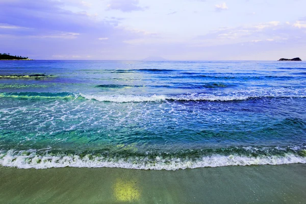 Ondas de mar na praia arenosa Imagem De Stock