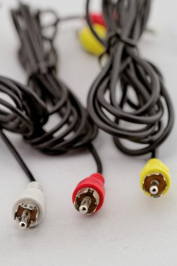 Üç rca kablo ve fiş