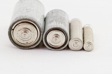 Beyaz arkaplanda eski piller