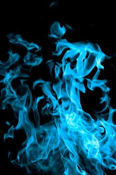 Blå brann på svart bakgrunn – stockfoto