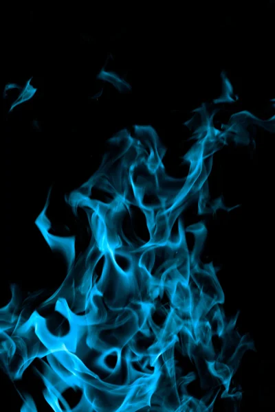 Blaues Feuer auf schwarzem Hintergrund — Stockfoto
