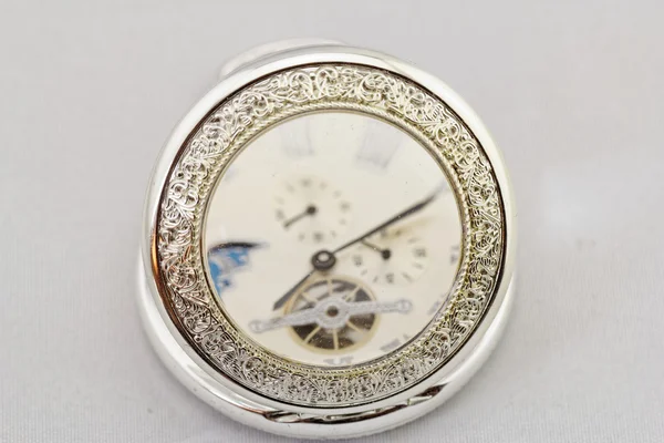 Relógio de bolso velho no fundo branco — Fotografia de Stock