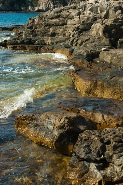 Praia rochosa bonita na croácia — Fotografia de Stock