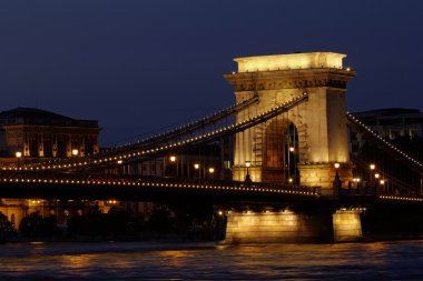 Macar zincir köprü gece görüntüsü