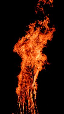 Siyah arkaplanda ateş