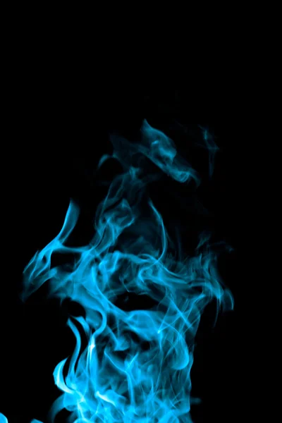 黒い背景の青い火 — ストック写真