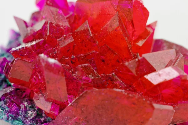 Закрытие кристаллов рубиновым цветом — стоковое фото